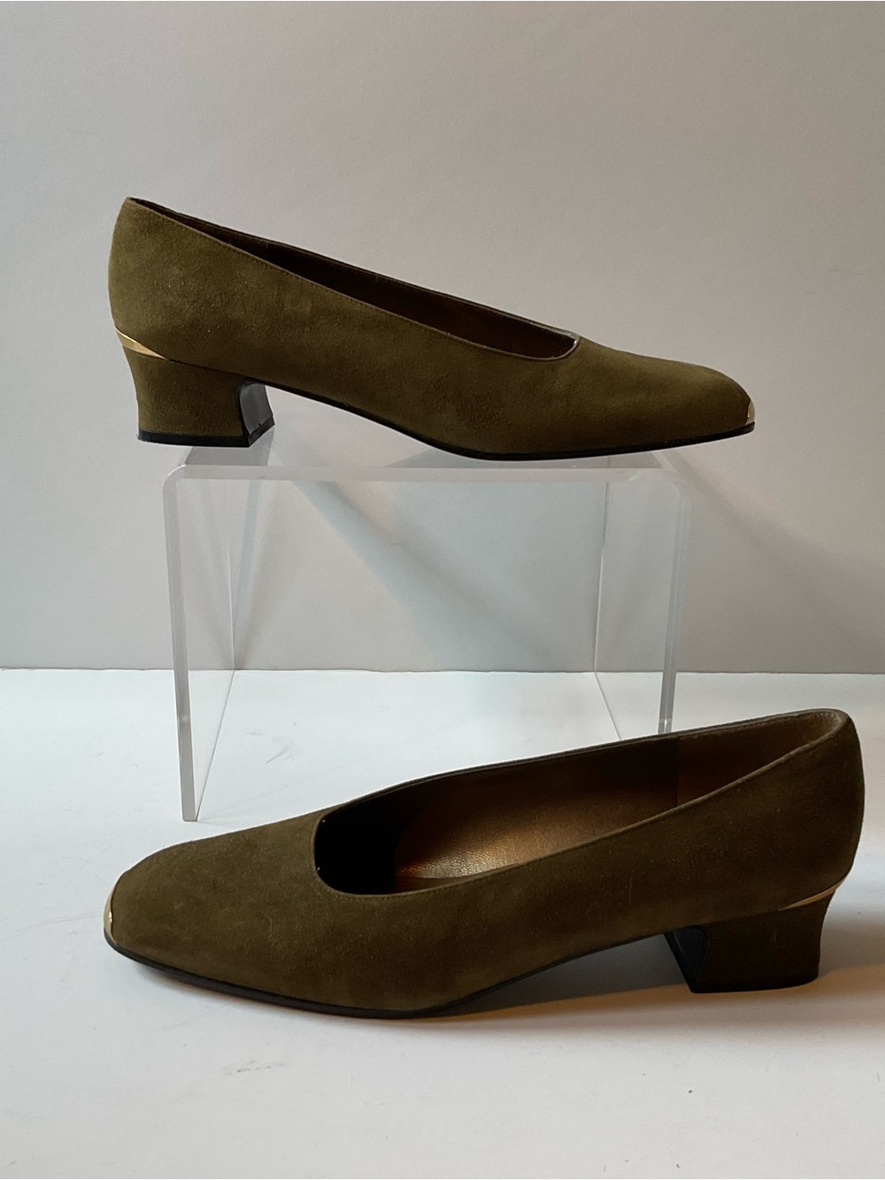 Stuart Weitzman Vintage Pumps Olive with Gold Metal Trim 8 Made in Spain Nice!